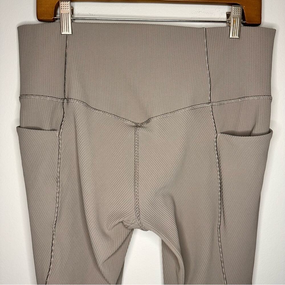 ATHLETA Salutation Stash Pocket II Rib 7/8 Tight Legging Ribbed Gray size 1X - Picture 4 of 5